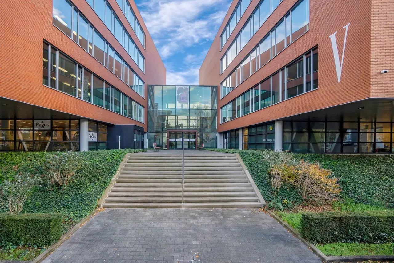 Das Bürogebäude an der Kampenringweg in Gouda, von der Treppe zum Eingang gesehen